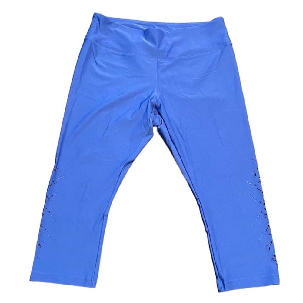 Maurice’s In Motion Periwinkle Blue Cut Out Leggings.  Women’s XL Athletic Capri